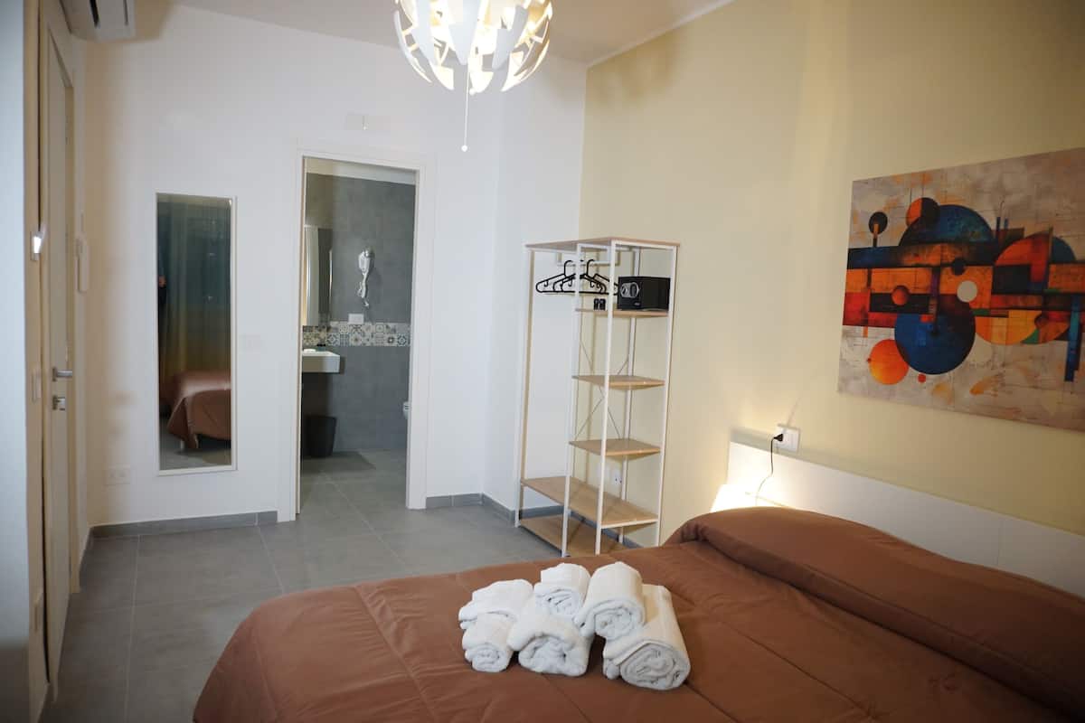 Standard-dobbeltværelse - 1 soveværelse | Pengeskab på værelset, lydisolering, gratis Wi-Fi, sengetøj