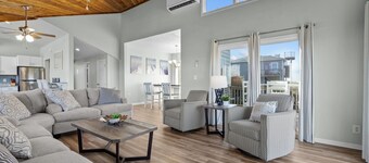 The Jackson: Cozy Beach Cottage with Pool!