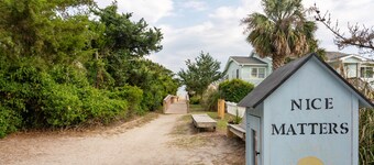 The Jackson: Cozy Beach Cottage with Pool!