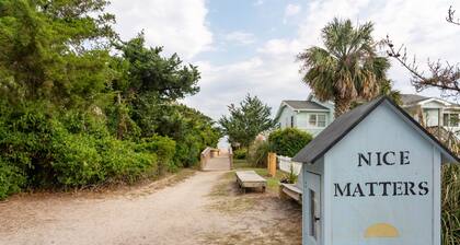 The Jackson: Cozy Beach Cottage with Pool!
