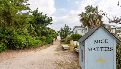 The Jackson: Cozy Beach Cottage with Pool!