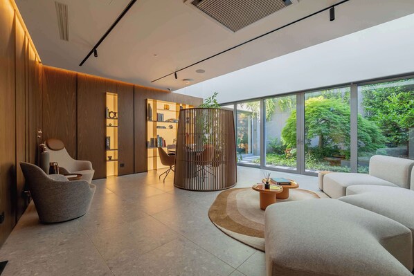 TV, offices - Elegant Studios in Katowice with Gym, Sauna & Cinema by Noclegi Renters (Katowice)