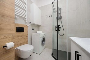 Douche, sèche-cheveux, serviettes fournies, shampoing