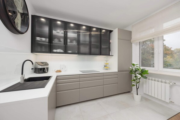 Geladeira, cooktop, lava-louças, chaleira elétrica