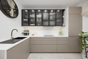 Geladeira, cooktop, lava-louças, chaleira elétrica