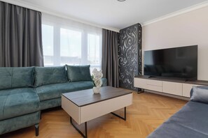 Televisión y oficina 