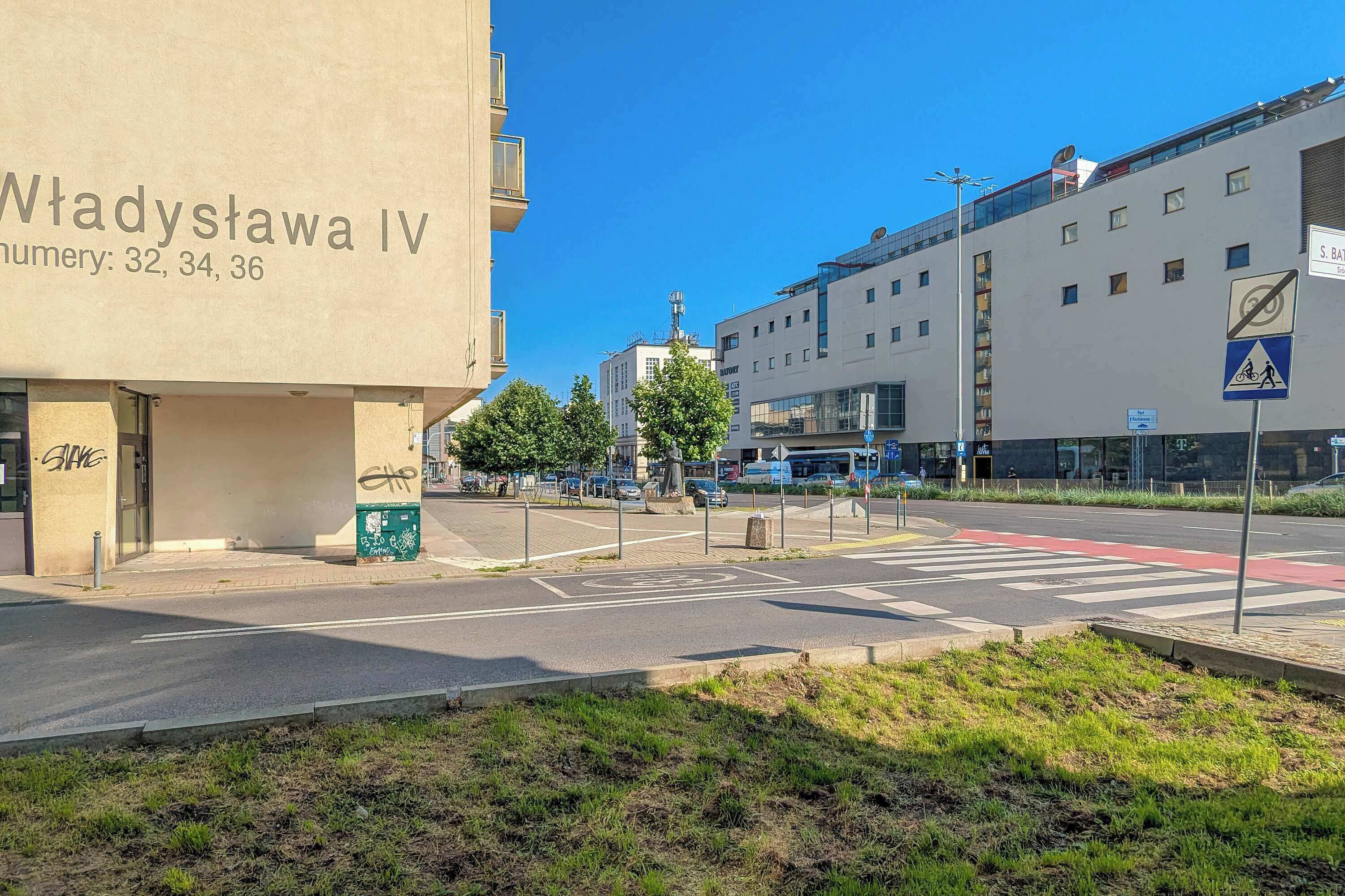 Edifici amb el rètol 'Wladystawa IV' i els números '32, 34, 36'.