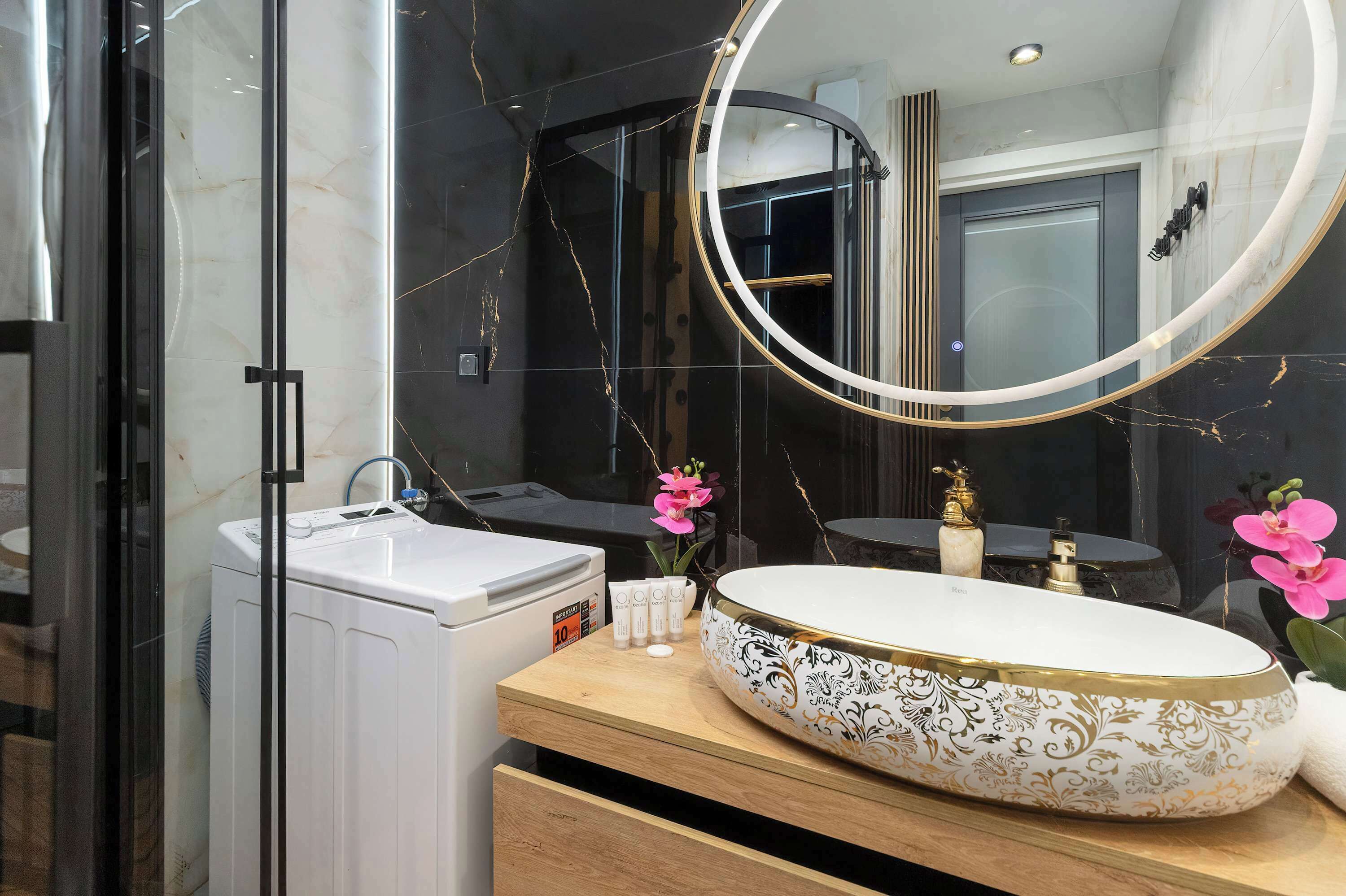 Een douche, een haardroger, handdoeken, shampoo