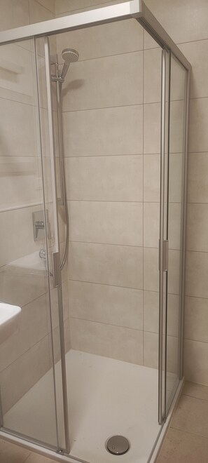 Regadera, secadora de cabello, toallas 