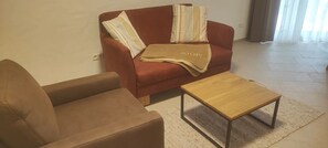 TV - Apartment in A Hotel 'Einhorn' with Mountain View, Shared Terrace and Wi-Fi (Schwäbisch Gmünd)