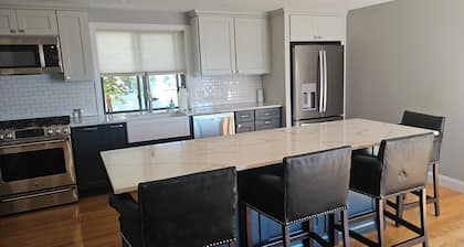 Modern 2-bedroom condo 1 mile to Salem