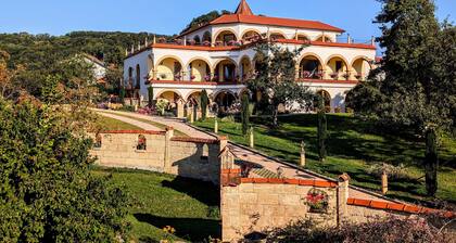 Apartment in A Hotel 'Einhorn' with Mountain View, Shared Terrace and Wi-Fi
