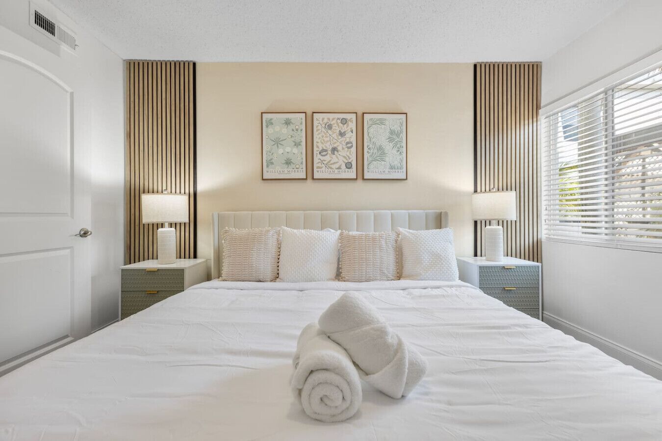 Skrivebord, strykejern/-brett, reiseseng for barn og wi-fi