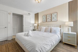 Escritorio, tabla de planchar con plancha, cuna de viaje y wifi