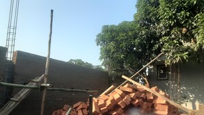 Un chantier de construction avec un tas de briques et des échafaudages.