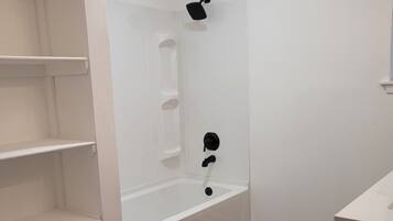 Haartrockner, Handtücher, Seife, Shampoo