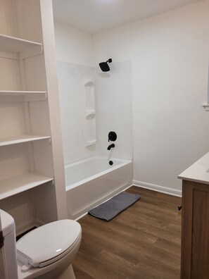 Haartrockner, Handtücher, Seife, Shampoo