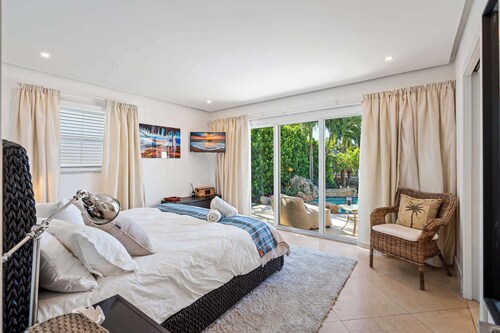 Waters Edge Luxury - Walk or bike to the Beach