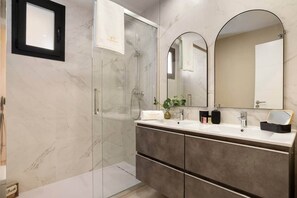 Dusche, Haartrockner, Handtücher, Seife
