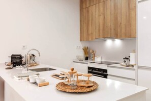 Kjøleskap, mikrobølgeovn, ovn og kokeplater