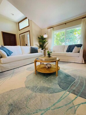 TV connectée, table de tennis de table, livres