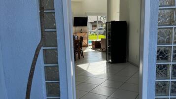 Casa de Praia Brisa do Oceano com Piscina Privativa - São Francisco do Sul | Área de estar | Smart TV 60 polegadas com canais digitais, Netflix