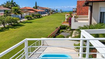 Zona residencial con piscina, casas y cielo despejado.