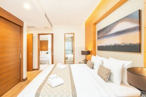Luxury Apartment, Balcony, City View | In-room safe, desk, laptop workspace, blackout curtains - PVH - Emaar Fashion Avenue - 1BR (Dubai)