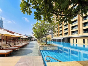 Outdoor pool - PVH - Emaar Fashion Avenue - 1BR (Dubai)