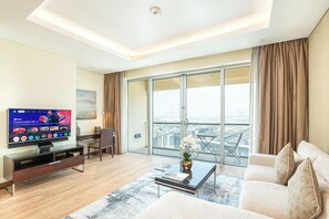 Luksusleilighet, balkong, byutsikt | Oppholdsrom | En 30-tommers smart-TV med digitale kanaler
