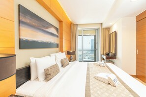 Luksusleilighet, balkong, byutsikt | Safe på rommet, skrivebord og skrivebord for bærbar PC