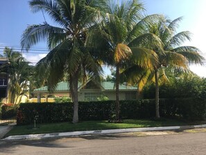 المنطقة المحيطة بالمنشأة