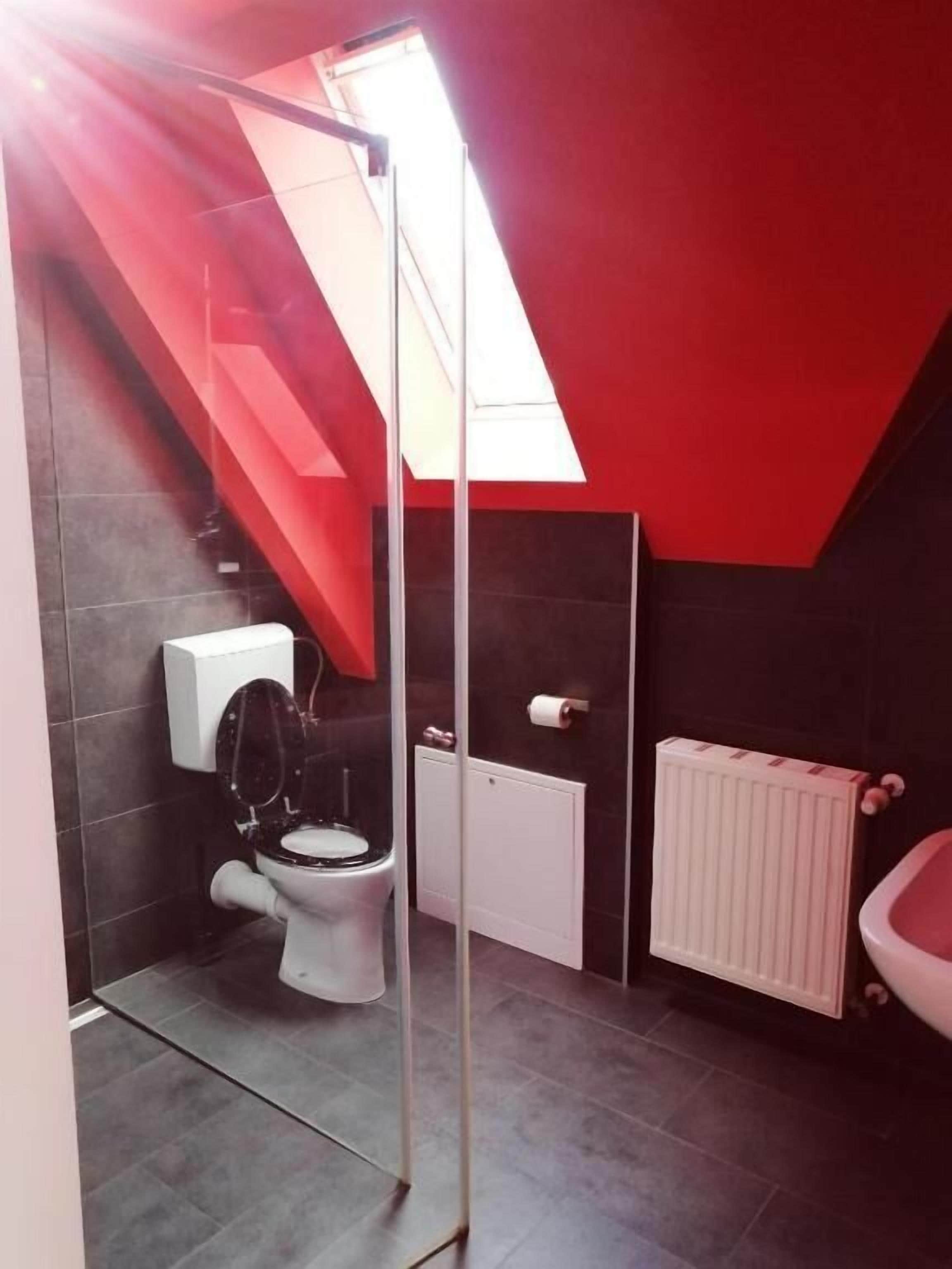 Familieværelse med dobbeltseng eller 2 enkeltsenge | Badeværelse | Bruser, hårtørrer, håndklæder, Sæbe