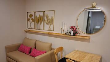 Studio, Multiple Bedrooms, Accessible, City View | Living room