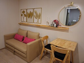 Estudio, varias habitaciones, con acceso para personas discapacitadas, vista a la ciudad | Sala de estar