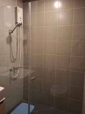 Estudio, varias habitaciones, con acceso para personas discapacitadas, vista a la ciudad | Baño | Papel de baño 