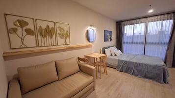 Studio, Multiple Bedrooms, Accessible, City View | Living room
