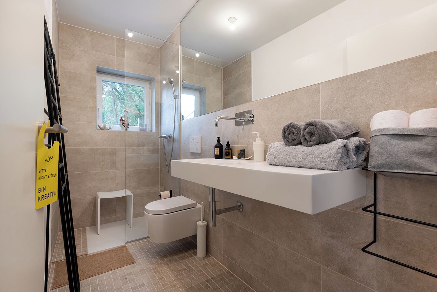 Dusche, Haartrockner, Handtücher, Seife