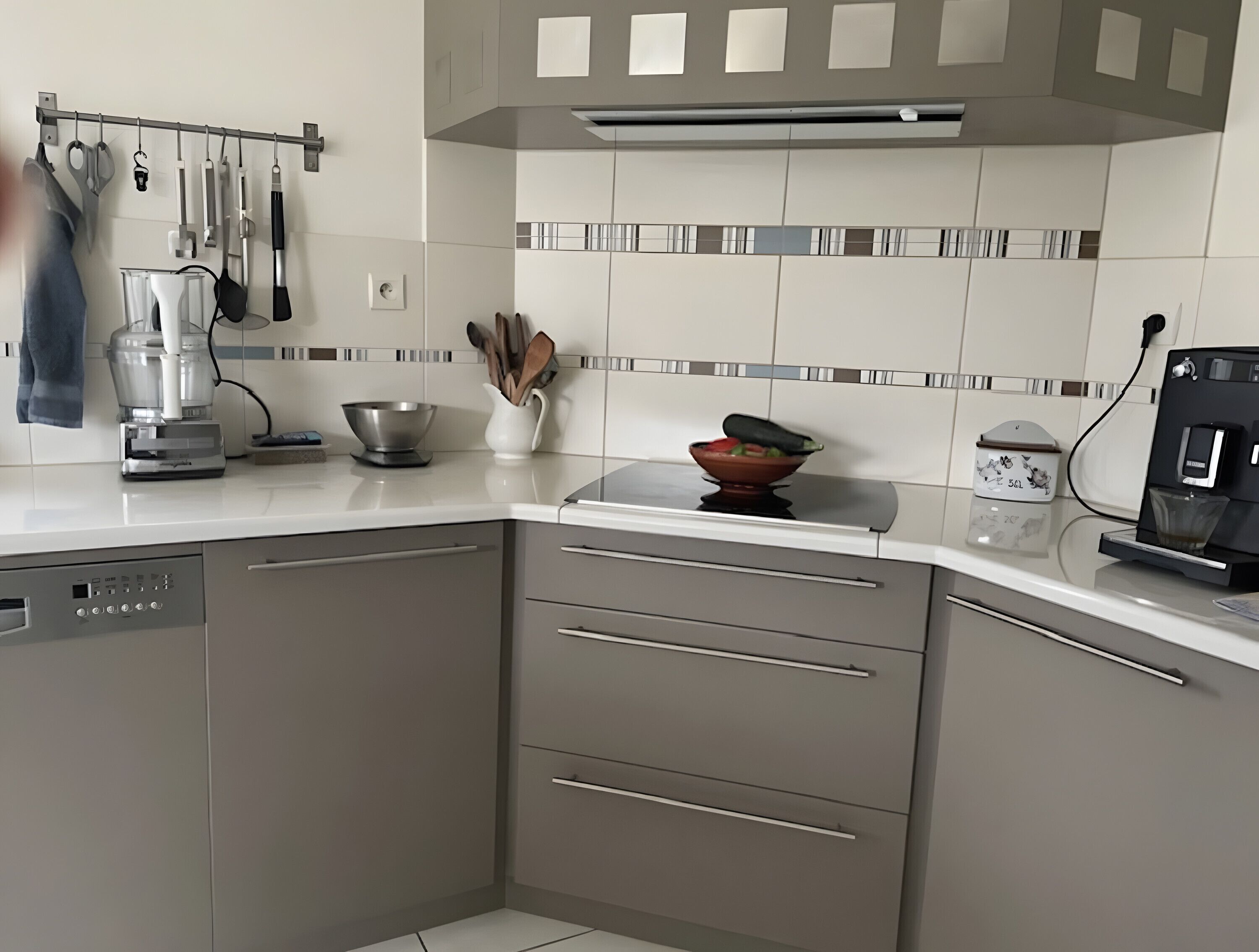 Een microgolfoven, een kookplaat, een waterkoker