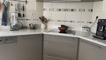 Mikrowelle, Herdplatte, Wasserkocher, Kochgeschirr/Geschirr/Besteck