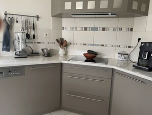 Een magnetron, een kookplaat, een waterkoker