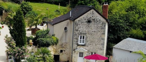 Classic-Ferienhaus, Terrasse, Gartenblick | Hochwertige Bettwaren, Reisekinderbett, kostenloses WLAN, Bettwäsche