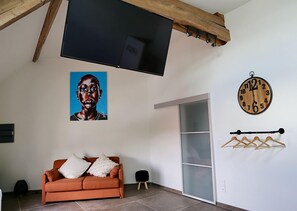 經典客房, 陽台, 泳池景觀 | 起居區 | 電視