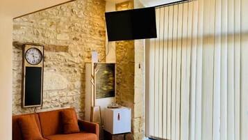 Comfort kamer, uitzicht op tuin | Woonruimte | Televisie