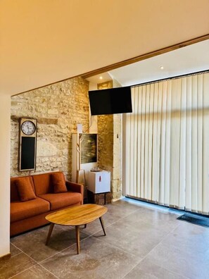 Comfort Room, Garden View | Living area | TV - Le Gîte 24 (Beaumont Saint-Cyr)