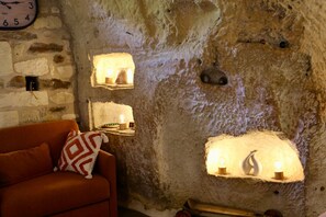 Habitación estándar, vista a la alberca | Área de sala de estar | Televisión 