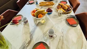 Dagelijks continentaal ontbijt inbegrepen