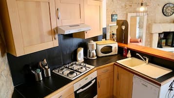 Classic Cottage, Patio, Garden View | Private kitchen