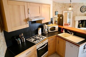 Classic Cottage, Patio, Garden View | Private kitchen - Le Gîte 24 (Beaumont Saint-Cyr)