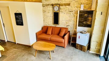 Comfort kamer, uitzicht op tuin | Woonruimte | Een televisie